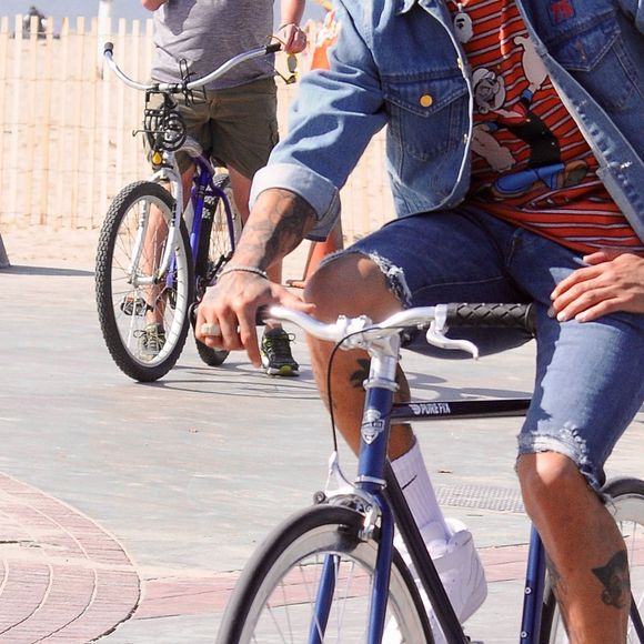 Chris Brown fait du vélo sur le tournage de son nouveau clip vidéo avec DJ Benny Benassi à Santa Monica, le 15 mars 2016