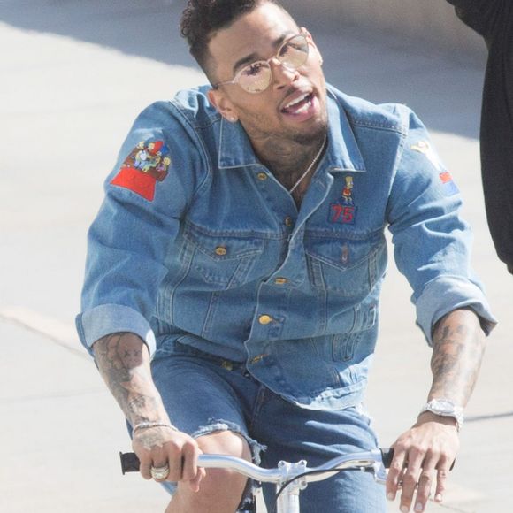 Chris Brown fait du vélo sur le tournage de son nouveau clip vidéo avec DJ Benny Benassi à Santa Monica, le 15 mars 2016