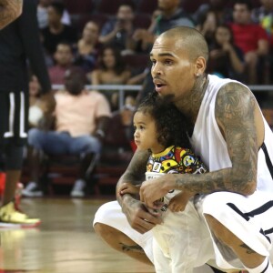 Chris Brown et sa fille Royalty - People au match de basket Power 106 celebrity All-Star à Los Angeles le 20 septembre 2015.