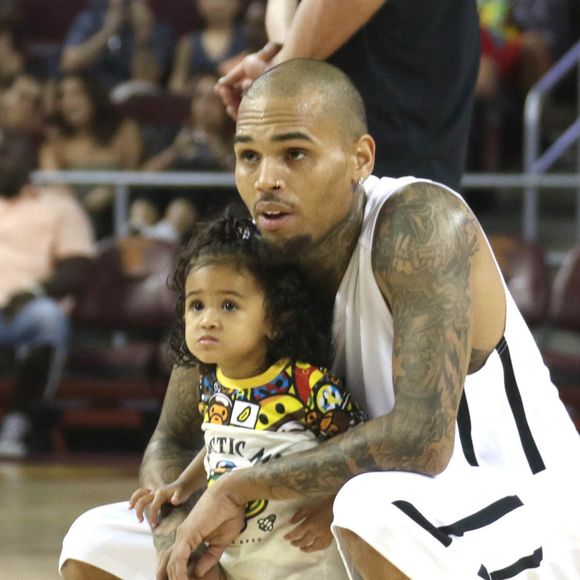 Chris Brown et sa fille Royalty - People au match de basket Power 106 celebrity All-Star à Los Angeles le 20 septembre 2015.