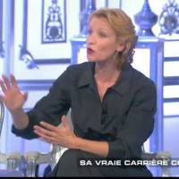 Alexandra Lamy souriante face aux questions insistantes sur... Jean Dujardin