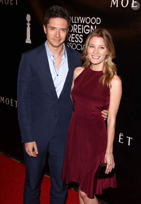 Topher Grace et sa fiancée Ashley Hinshaw à la soirée annuelle «Hollywood Foreign Press Association Grants Banquet» à Beverly Hills, le 13 août 2015