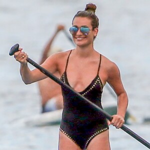 Lea Michele fait du paddle à Maui à Hawaï, le 30 mai 2016