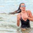 Lea Michele fait du paddle et profite du soleil avec une amie à Maui à Hawaï, le 30 mai 2016