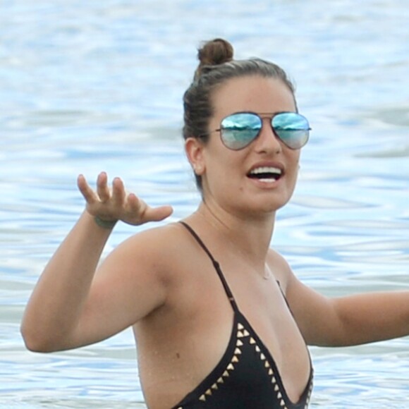 Lea Michele fait du paddle et profite du soleil avec une amie à Maui à Hawaï, le 30 mai 2016