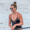Lea Michele fait du paddle et profite du soleil avec une amie à Maui à Hawaï, le 30 mai 2016