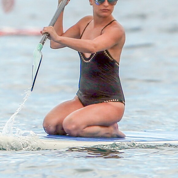 Lea Michele fait du paddle et profite du soleil avec une amie à Maui à Hawaï, le 30 mai 2016