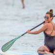 Lea Michele fait du paddle et profite du soleil avec une amie à Maui à Hawaï, le 30 mai 2016