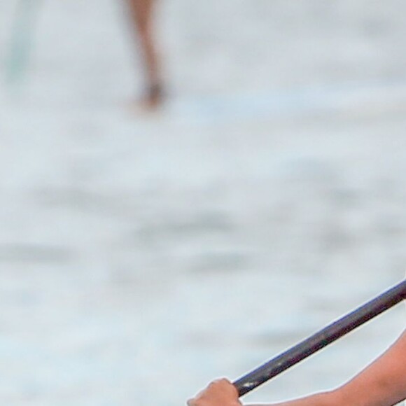 Lea Michele fait du paddle et profite du soleil avec une amie à Maui à Hawaï, le 30 mai 2016