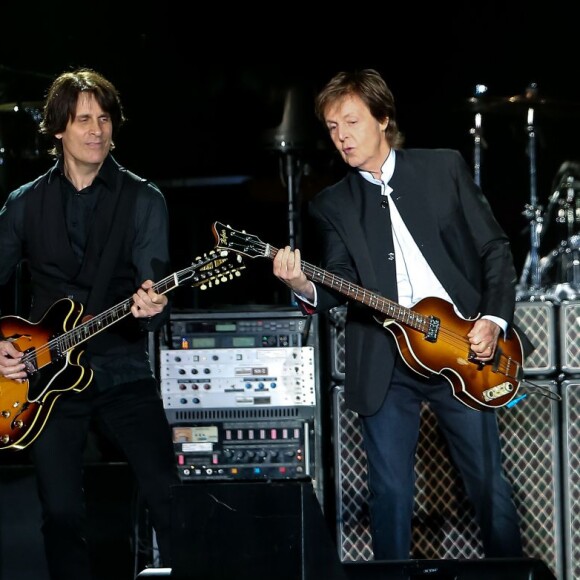 Rusty Anderson, Paul McCartney, Abe Laboriel et Brian Ray en concert à l'AccorHotels Arena à Paris, le 30 mai 2016. © Cyril Moreau/Bestimage  Paul McCartney performs at AccorHotels Arenathe "AccorHotels Arena" in Paris, France, on May 30th 2016.30/05/2016 - Paris