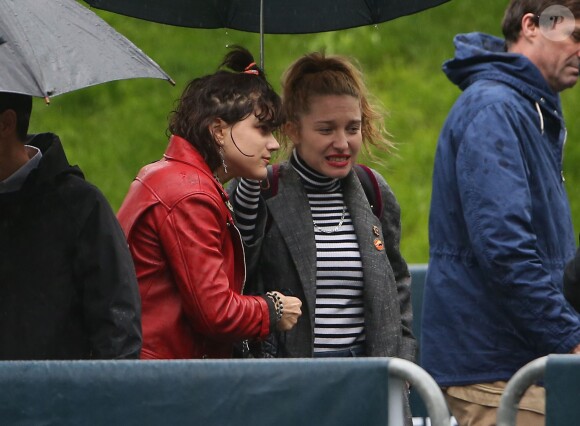 Exclusif - Soko et une amie au concert de Paul McCartney à l'AccorHotels Arena à Paris, le 30 mai 2016.