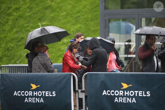 Exclusif - Soko et une amie au concert de Paul McCartney à l'AccorHotels Arena à Paris, le 30 mai 2016.