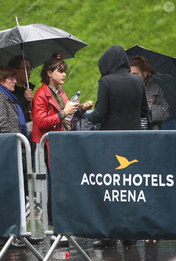 Exclusif - Soko et une amie au concert de Paul McCartney à l'AccorHotels Arena à Paris, le 30 mai 2016.