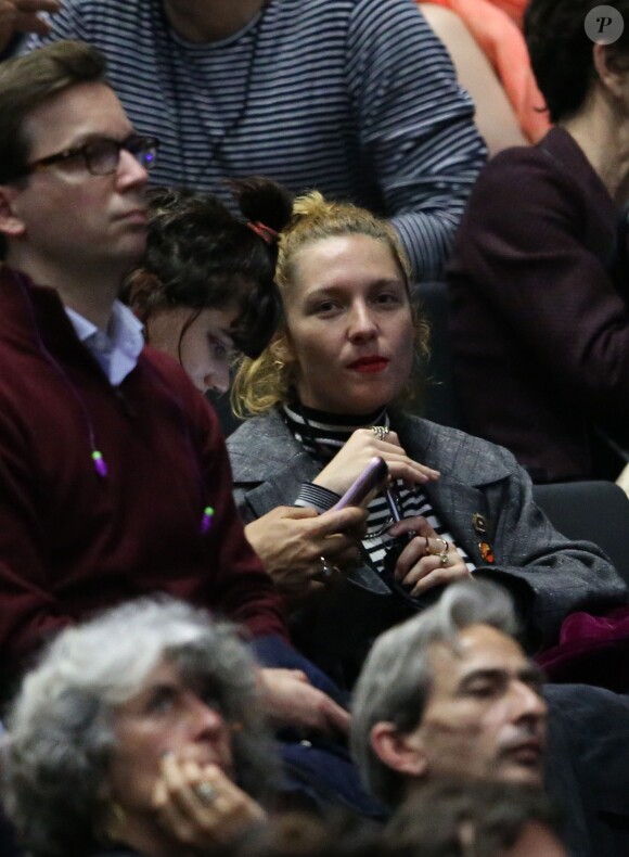 Exclusif - Soko et une amie au concert de Paul McCartney à l'AccorHotels Arena à Paris, le 30 mai 2016.