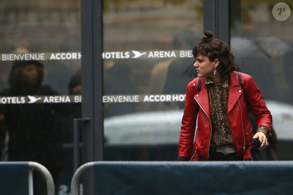 Exclusif - Soko et une amie au concert de Paul McCartney à l'AccorHotels Arena à Paris, le 30 mai 2016.