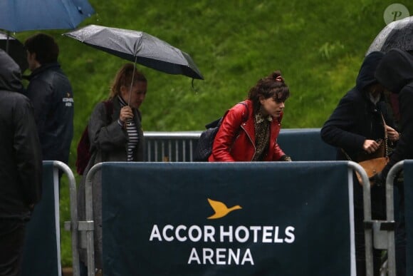 Exclusif - Soko et une amie au concert de Paul McCartney à l'AccorHotels Arena à Paris, le 30 mai 2016.