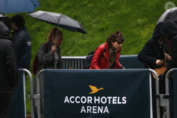 Exclusif - Soko et une amie au concert de Paul McCartney à l'AccorHotels Arena à Paris, le 30 mai 2016.