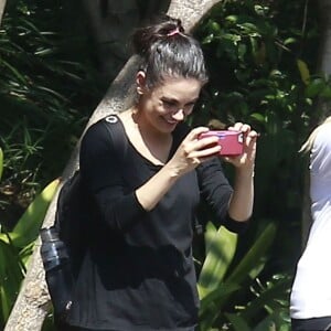 Exclusif - Mila Kunis se promène avec sa fille Wyatt dans un zoo à Los Angeles, le 19 mai 2016