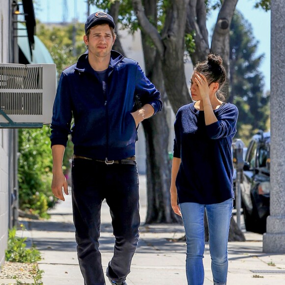 Exclusif - Ashton Kutcher et sa femme Mila Kunis sont allés déjeuner à Beverly Hills, le 21 mai 2016