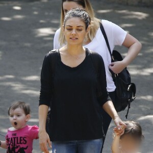 Exclusif - Mila Kunis se promène avec sa fille Wyatt dans un zoo à Los Angeles, le 19 mai 2016