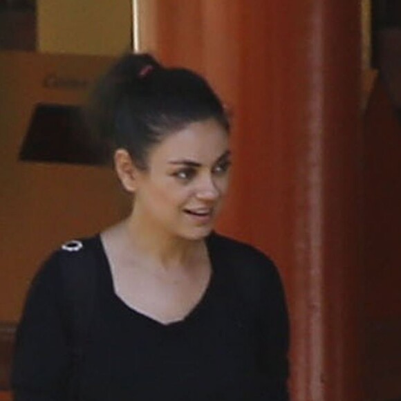 Exclusif - Mila Kunis se promène avec sa fille Wyatt dans un zoo à Los Angeles, le 19 mai 2016