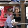 Exclusif - Mila Kunis se promène avec sa fille Wyatt dans un zoo à Los Angeles, le 19 mai 2016