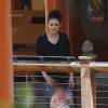 Exclusif - Mila Kunis se promène avec sa fille Wyatt dans un zoo à Los Angeles, le 19 mai 2016