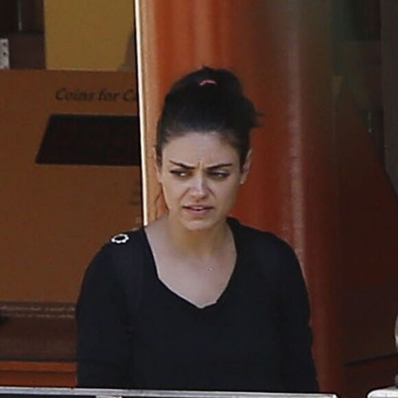 Exclusif - Mila Kunis se promène avec sa fille Wyatt dans un zoo à Los Angeles, le 19 mai 2016