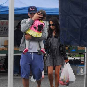 Mila Kunis et Ashton Kutcher font leurs courses avec leur petite fille Wyatt au Farmer's Market de Los Angeles, le 29 mai 2016