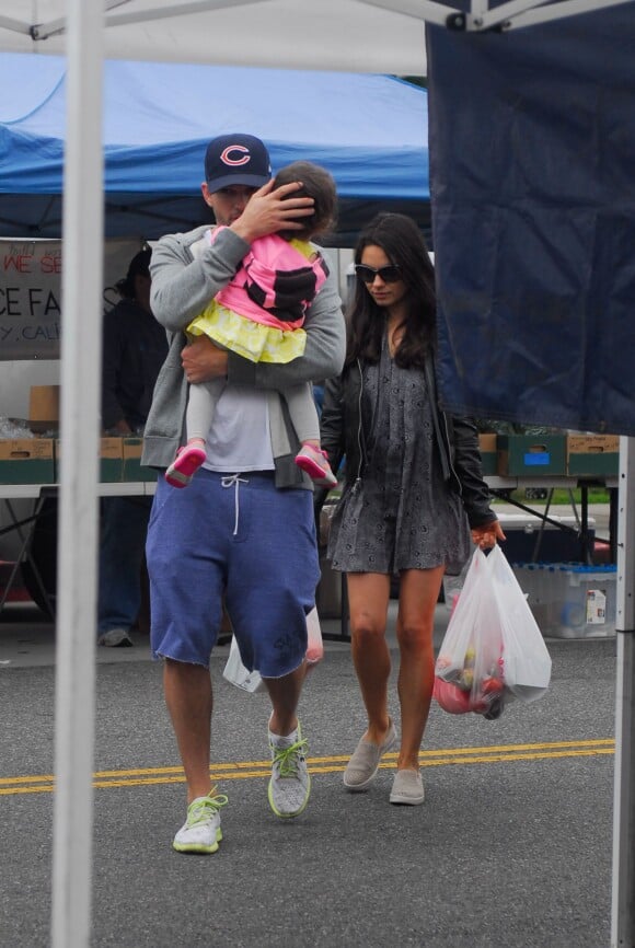 Mila Kunis et Ashton Kutcher font leurs courses avec leur petite fille Wyatt au Farmer's Market de Los Angeles, le 29 mai 2016