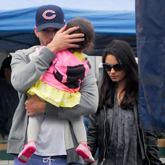 Mila Kunis et Ashton Kutcher font leurs courses avec leur fille Wyatt au Farmer's Market de Los Angeles, le 29 mai 2016