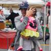 Mila Kunis et Ashton Kutcher font leurs courses avec leur fille Wyatt au Farmer's Market de Los Angeles, le 29 mai 2016