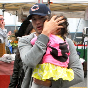 Mila Kunis et Ashton Kutcher font leurs courses avec leur fille Wyatt au Farmer's Market de Los Angeles, le 29 mai 2016