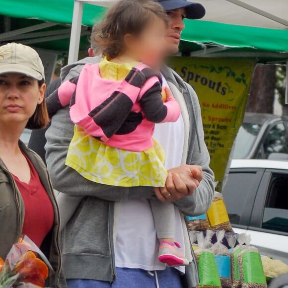 Mila Kunis et Ashton Kutcher font leurs courses avec leur fille Wyatt au Farmer's Market de Los Angeles, le 29 mai 2016