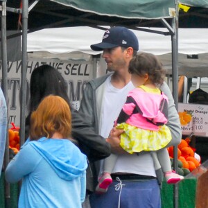 Mila Kunis et Ashton Kutcher font leurs courses avec leur fille Wyatt au Farmer's Market de Los Angeles, le 29 mai 2016