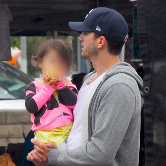 Mila Kunis et Ashton Kutcher font leurs courses avec leur fille Wyatt au Farmer's Market de Los Angeles, le 29 mai 2016