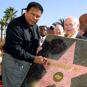 Mohamed Ali reçoit son étoile à Los Angeles, le 14 janvier 2002