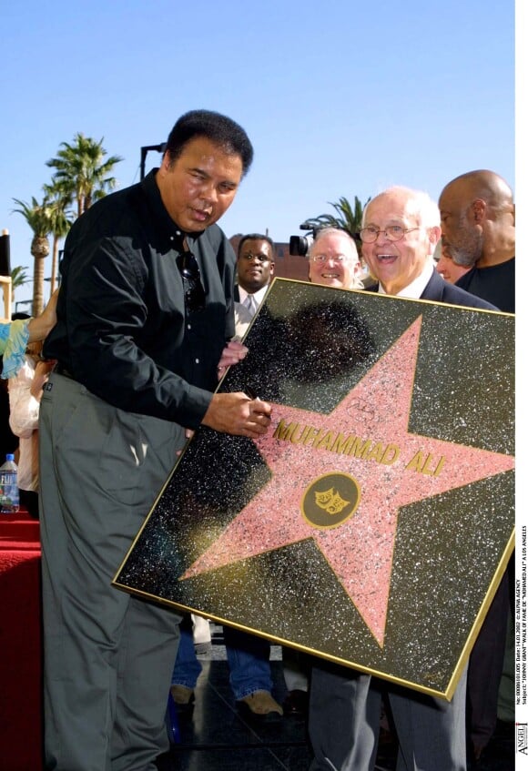 Mohamed Ali reçoit son étoile à Los Angeles, le 14 janvier 2002