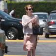 Exclusif - Emma Roberts boit un café dans les rues de Los Angeles, le 14 mai 2016
