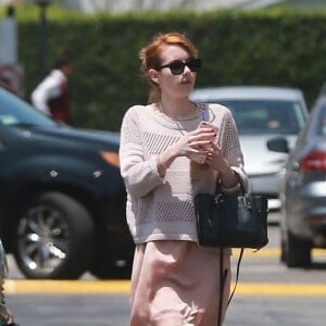 Exclusif - Emma Roberts boit un café dans les rues de Los Angeles, le 14 mai 2016