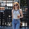 L'actrice Emma Roberts s'arrête pour acheter et boire un café glacé à Los Angeles le 12 mai 2016.