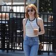 L'actrice Emma Roberts s'arrête pour acheter et boire un café glacé à Los Angeles le 12 mai 2016.