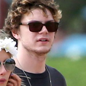 Emma Roberts et son fiancé Evan Peters passent du bon temps sur une plage à Maui pendant leurs vacances. Le 3 juin 2014