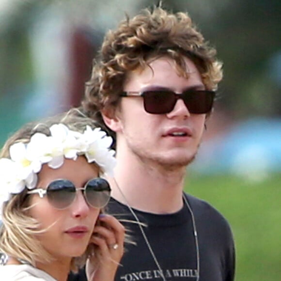 Emma Roberts et son fiancé Evan Peters passent du bon temps sur une plage à Maui pendant leurs vacances. Le 3 juin 2014