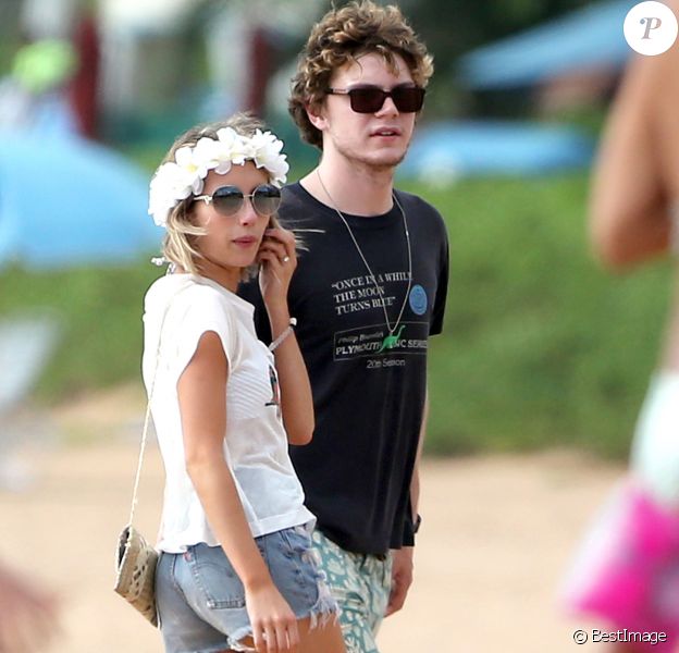 Emma Roberts et son fiancé Evan Peters passent du bon temps sur une plage à Maui pendant leurs vacances. Le 3 juin 2014