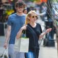 Emma Roberts et son fiancé Evan Peters à la sortie du Bowery Hotel à New York, le 5 mai 2015.