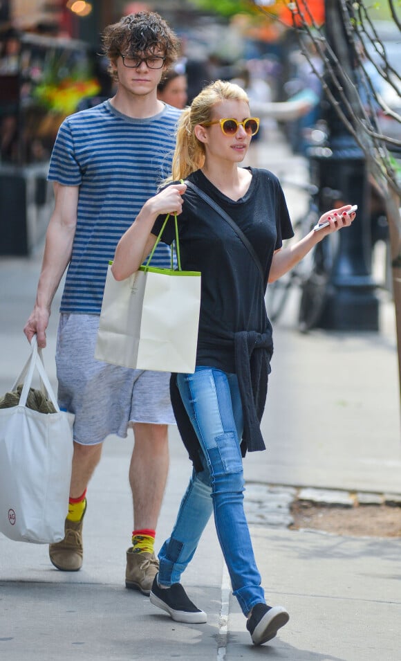 Emma Roberts et son fiancé Evan Peters à la sortie du Bowery Hotel à New York, le 5 mai 2015.