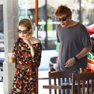 Emma Roberts et son fiancé Evan Peters sont allés déjeuner à West Hollywood, le 29 avril 2014