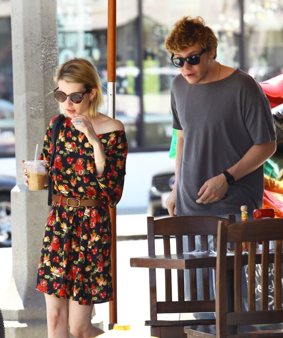 Emma Roberts et son fiancé Evan Peters sont allés déjeuner à West Hollywood, le 29 avril 2014