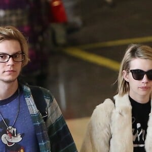 Emma Roberts et son fiancé Evan Peters arrivent à l'aéroport de Roissy-Charles-de-Gaulle le 26 février 2014